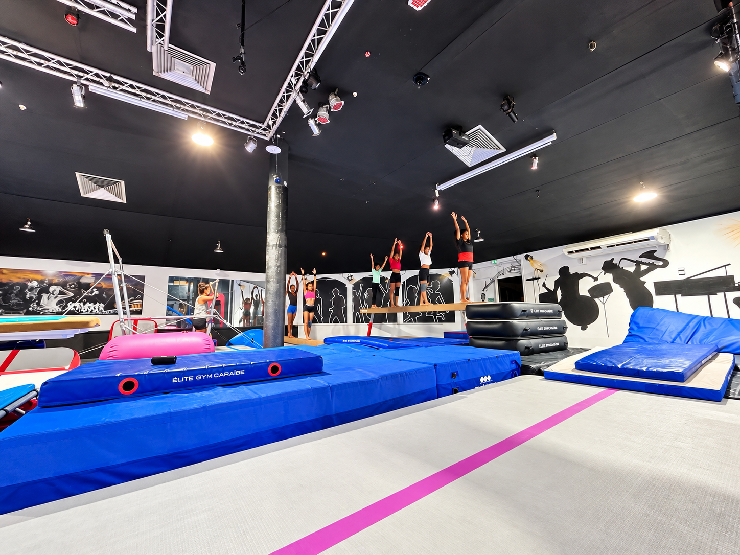 La nouvelle salle de gymnastique de 700 m² à Gourbeyre, avec les gymnastes en entraînement.